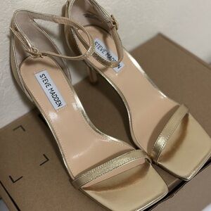 Steve Madden Gold Heels Elegant Metallic Design
